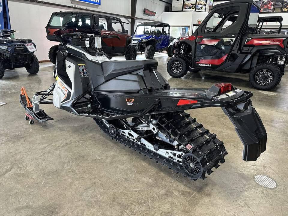 2025 polaris® 650 indy sp 137 es. 2025 polaris® 650 indy sp 137 es.