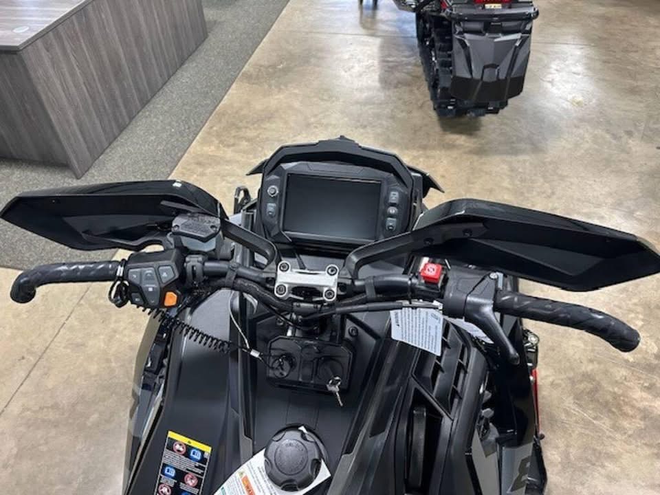 2025 Polaris® 850 Indy XCR 136 - Image 6